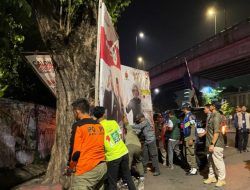 KPU Jatim Bersama Bawaslu Lakukan Pembersihan APK Peserta Pemilu 2024