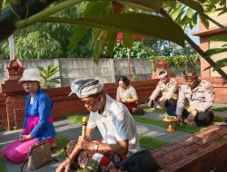 Pura Kertha Bumi Bhayangkara Gelar Ibadah Suci Tilem