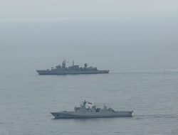 Bersama Kapal Yunani, KRI Diponegoro-365 Laksanakan Cross-Deck Helicopter Operations