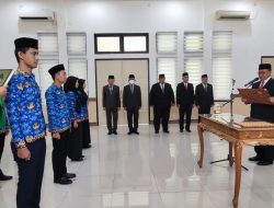 Pj Bupati Jombang Sugiat Mengambil Sumpah Delapan Orang PNS Lingkup Pemkab Jombang