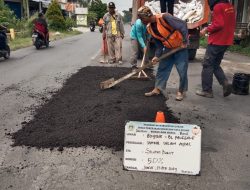 Aspal Rusak Akibat Genangan Air, Tim URC Lakukan Penanganan Darurat