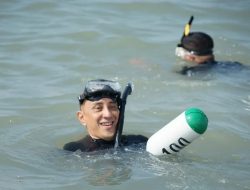Bersama Danlanal, Pj. Bupati Ikut Lomba Fin Swimming