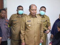 Pj. Bupati Jombang Sugiat Menjenguk Anggota KPPS Yang Sakit