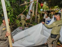 Memasuki Masa Tenang Pemilu 2024, Satpol PP Surabaya Bersama Bawaslu dan KPU Turunkan Seluruh APK