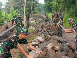 Kuatkan Gotongroyong, Pembangunan Drainase Oleh Satgas TMMD bersama Masyarakat
