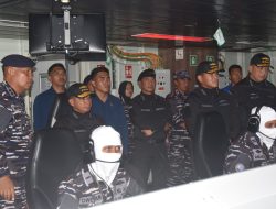 Pangkoarmada II Dampingi Panglima TNI Tinjau KRI GNR-332
