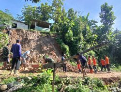 Gotong Royong, Polisi bersama TNI dan Warga Bersihkan Tanah Longsor di Magetan