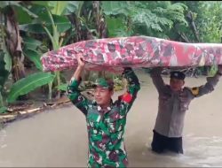Tanggap Bencana, Polres Ngawi Bersama TNI Sigap Bantu Warga Terdampak Banjir