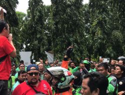 Ratusan Ojol Surabaya Gruduk Apartemen Puncak Kertajaya, Karena Kerap Kehilangan Motor