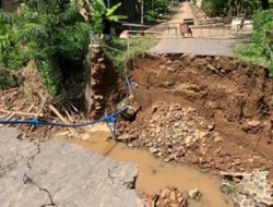 Jembatan Penghubung Antardesa di Tulungagung Putus Tergerus Arus Sungai