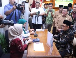 Pj Gubernur Jatim Bersama Kepala Perangkat Daerah Salurkan Zakat di Baznas