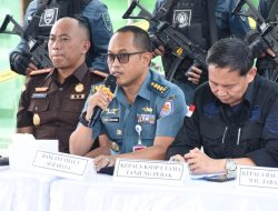 Asintel Danlantamal V Ikuti Konferensi Pers Hasil Operasi Pengamanan Peredaran Hasil Hutan Kayu Ilegal di Surabaya