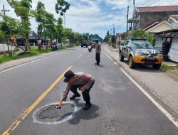 Cegah Laka Lantas, Polres Nganjuk Tandai Jalan Berlubang di Wilayahnya dengan Cat Putih