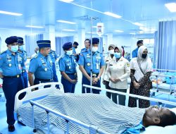 Komandan Puspenerbal Jenguk Personelnya di RSPAL dr.Ramelan Surabaya