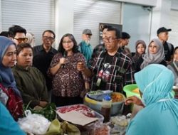 Pj Wali Kota Kediri Borong Jajanan di Festival Jajan Pasar 2024