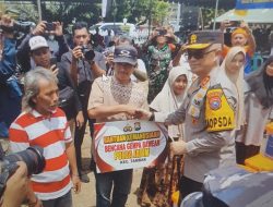 Kapolda Jatim Dampingi Kepala Staf TNI AL Serahkan Bansos Untuk Warga Bawean yang Terdampak Gempa
