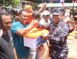 Bersama Kasal, Pangkoarmada II Berikan Bantuan Sosial dan Kesehatan Kepada Masyarakat Terdampak Gempa