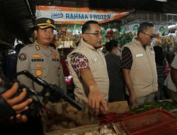 Bapokting Jelang Lebaran Aman Tim Satgas Pangan Polda Jatim Terus Pantau di Sejumlah Pasar