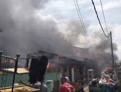 Panik Kebakaran Rumah Warga di Jalan Sakti Sidikalang Hangus Dilalap Sijago Merah