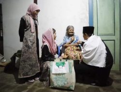Malam Takbir, Mas Ipin dan Keluarga Sambangi Beberapa Rumah Lansia