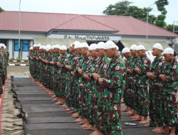 Khusyuknya Komandan Dan Siswa Satdik-2 Kodiklatal Makassar Saat Laksanakan Sholat Idul Fitri 1445 Hijriyah
