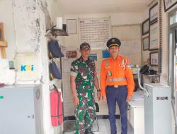 Komsos Babinsa Duduksampeyan Dengan Petugas Palang Pintu Pelintasan Kereta Api