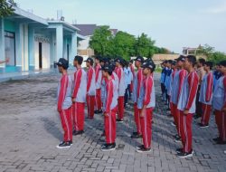 Babinsa Manyar Latihkan PBB Untuk Tingkatkan Kedisiplinan Siswa Siswi SMK Islam Icon