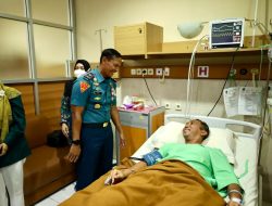 Bentuk Kepedulian Pimpinan, Danlantamal V Kunjungi Prajurit Yang Sakit