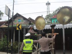 Sembari Patroli, Polantas Trenggalek Resik-Resik Rambu Lalu Lintas