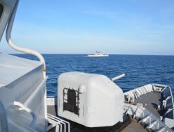 KRI Ahmad Yani-351 Passing Dengan Kapal Perang Prancis di Perairan Selat Makassar
