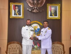 Kunjungi Koarmada II, Commander Of The Royal Netherlands Navy Vice-Admiral R.P. (Rene) Tas, Berikan Do’a dan Penghormatan di Monumen Nanggala-402