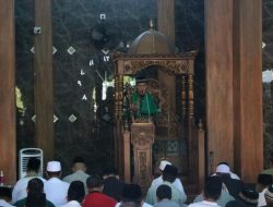 Anggota Satgas TMMD dan Warga Desa Penambangan Gelar Sholat Jum’at Berjemaah di Masjid Jami’ Baitur Ridlwan