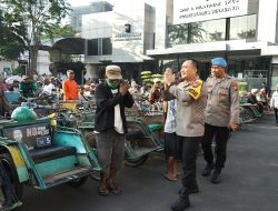 Tebar Kebahagiaan, Kapolrestabes Surabaya Kembali Gelar Sarapan Bareng Abang Becak