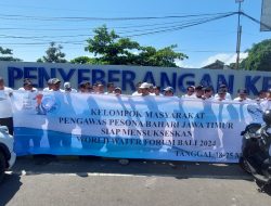 Bersama Polisi Jaga Jalur Penyeberangan di Pelabuhan Rakyat Pokmas Kelautan Banyuwangi Dukung WWF ke -10