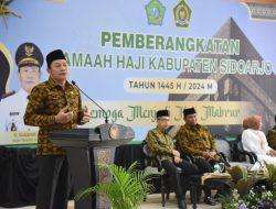 Plt. Bupati Sidoarjo : Pemkab Sidoarjo Fasilitasi 16 Bis Memberangkatkan CJH Sidoarjo ke Asrama Haji Sukolilo