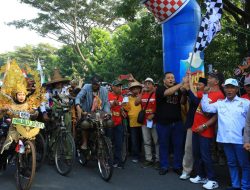 Ngonthel Bareng Mas Bup dan Kosti Kediri, Ribuan Peserta Onthelis Padati Kawasan Simpang Lima Gumul
