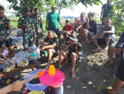 Keakraban dan Kebersamaan TNI dengan Warga Desa Penambangan di Waktu Istirahat
