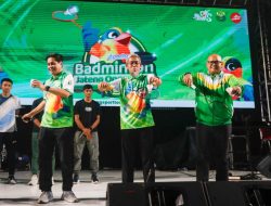 Laga Eksebisi Juara Olimpiade dan All England bersama Sekda, Warnai Pembukaan Badminton Jateng Open 2024