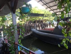Polisi Latihan SAR Perairan di Tlocor