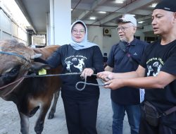 Diskominfo Jatim Rayakan Iduladha 1445 H dengan Sembelih Hewan Kurban