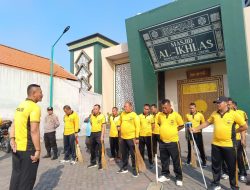 Polsek Menganti Polres Gresik Menyambut Hari Bhayangkara ke-78 dengan Bhakti Realigi Bersihkan Tempat Ibadah