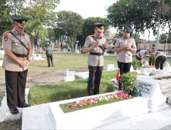 Maknai Perjuangan, Waka Polda Jatim Pimpin Ziarah ke Makam Pahlawan di Hari Bhayangkara ke – 78