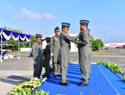 Kasal Sematkan Brevet Kehormatan Penerbangan kepada Tujuh Pati TNl AL