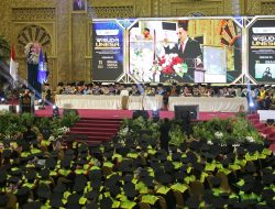 Orasi Ilmiah di Sidang Senat Terbuka UNESA, Wali Kota Eri Cahyadi Dorong 1.506 Wisudawan Berani Berinovasi