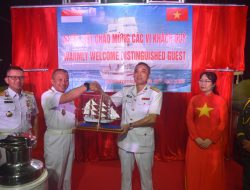 Pangkoarmada II Hadiri “Reception On Board” di Kapal Tiang Tinggi Vietnam
