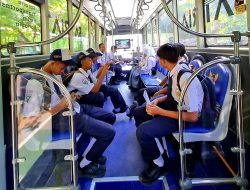 Bus Sekolah Kota Kediri Diserbu Para Pelajar pada Hari Pertama Sekolah