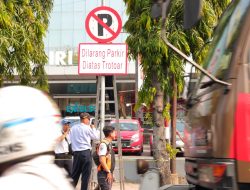 Terjunkan Tim Gabungan, Pemkot Kediri bersama Polres Kediri Kota Tertibkan Parkir Disepanjang Jalan Hasanuddin
