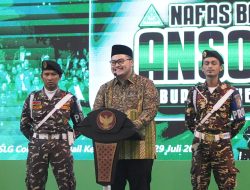 Mas Dhito Beri Bantuan Anggota Banser Tertua di Pelantikan GP Ansor