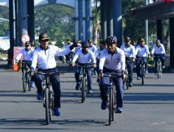 Nikmati Udara Pagi, Komandan dan PJU Puspenerbal Bersepeda Jelajahi Kawasan Juanda