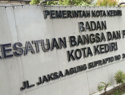Tumbuhkan Kecintaan Pada Negara, Kesbangpol Kota Kediri Bagikan Bendera Merah Putih